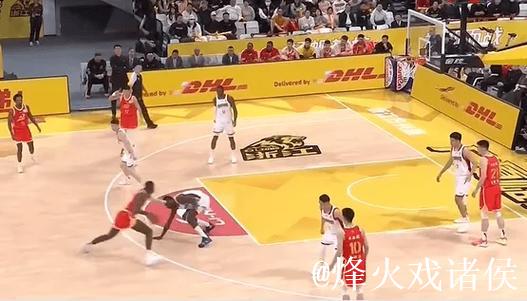 脚踝终结者！桑普森双变向晃倒法耶，随后单臂暴扣激情庆祝