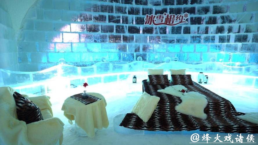 哈尔滨冰雪大世界“大寒不寒”：游客泡温泉、涮火锅